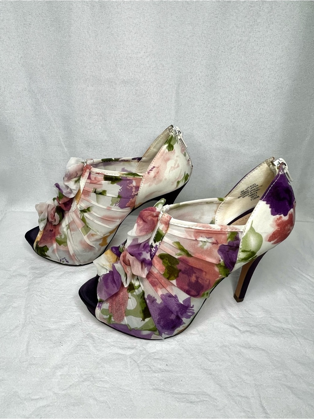 🌸 Jacqueline Ferrar Floral Peep Toe Heels Size 6M Satin Ruched Back Zip